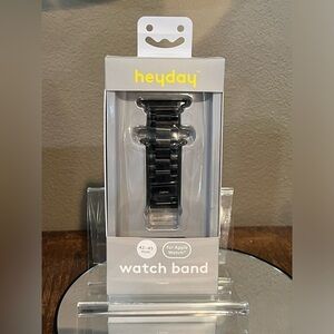 Heyday Apple Watch Scalloped Metal Link Band
42 to 45 mm in color black, new!